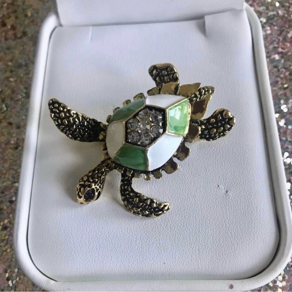 Sea turtle brooch